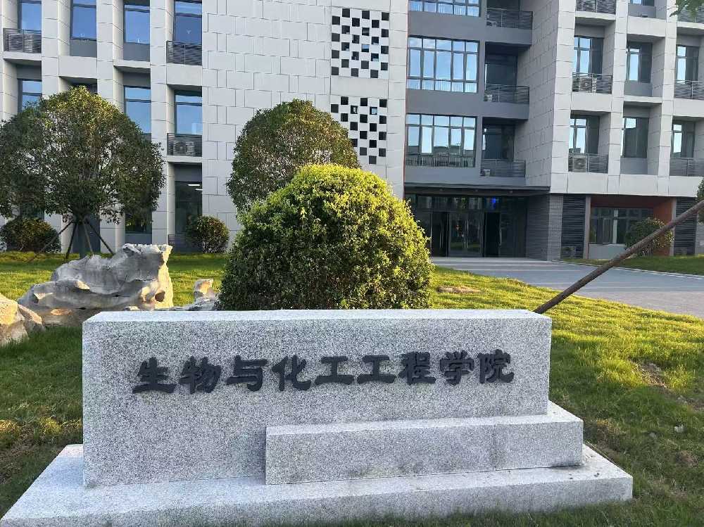 龙岗区扬州职业大学体育场高杆灯项目